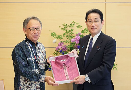 玉城デニー（沖縄県知事）と岸田首相